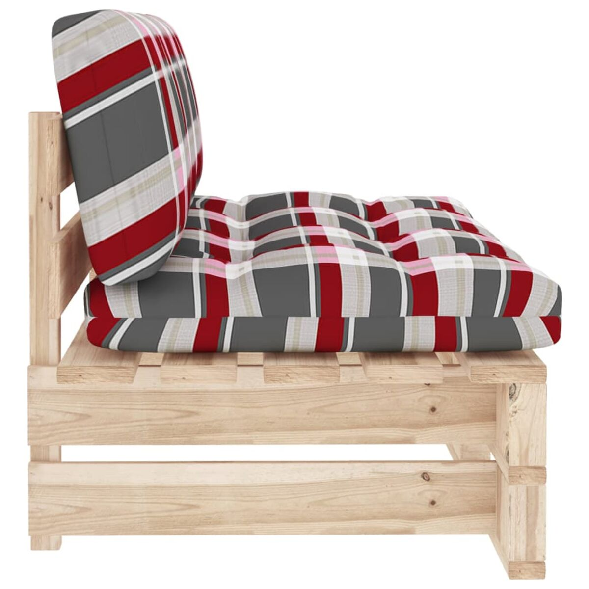 Holzpalettensofa mit karierten Kissen. Rotes, graues und weißes Muster. Seitenansicht.