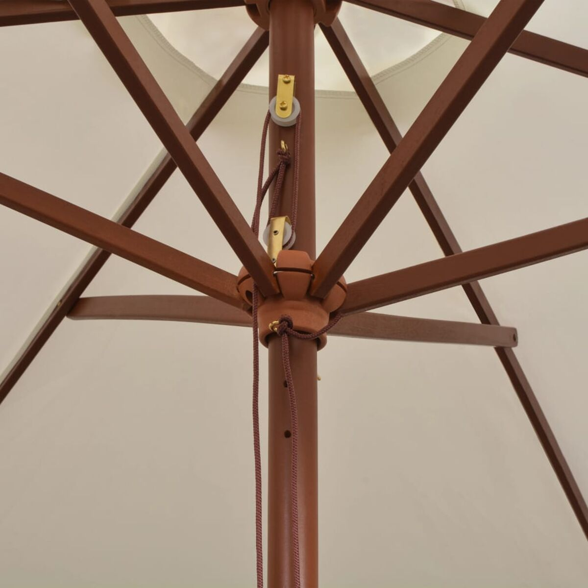 Nahaufnahme der Innenseite eines Holzschirms. Braune Holzbalken und beiger Stoff.