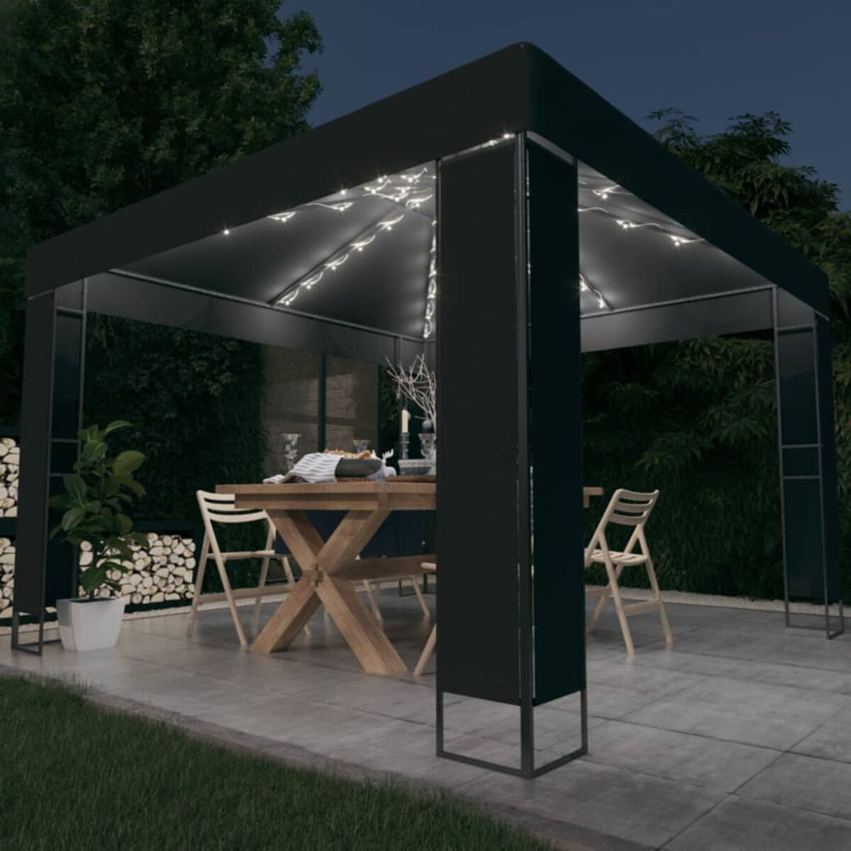 Ein schwarzer Pavillon mit Lichterketten über einem gedeckten Tisch, in einem Garten bei Nacht.
