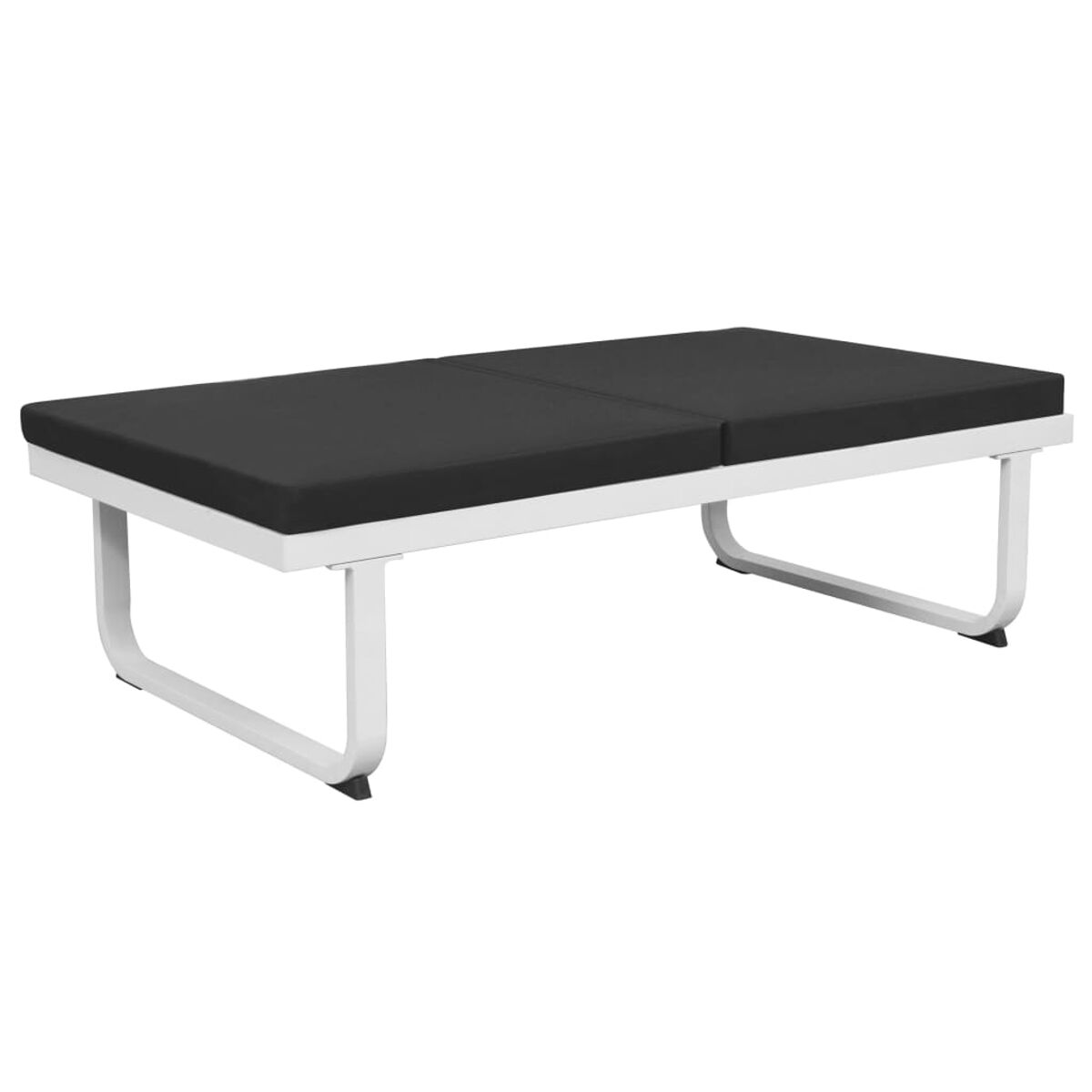 Weißes Outdoor-Sofa mit schwarzer Polsterung.