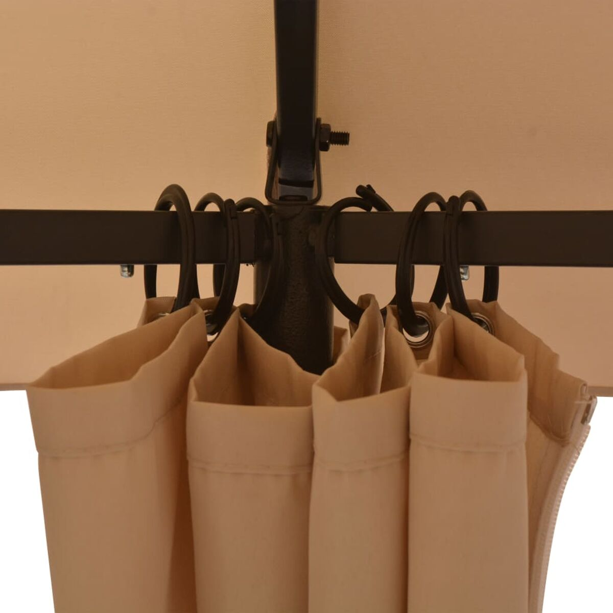 Beige Vorhänge hängen an einem schwarzen Metallrahmen.