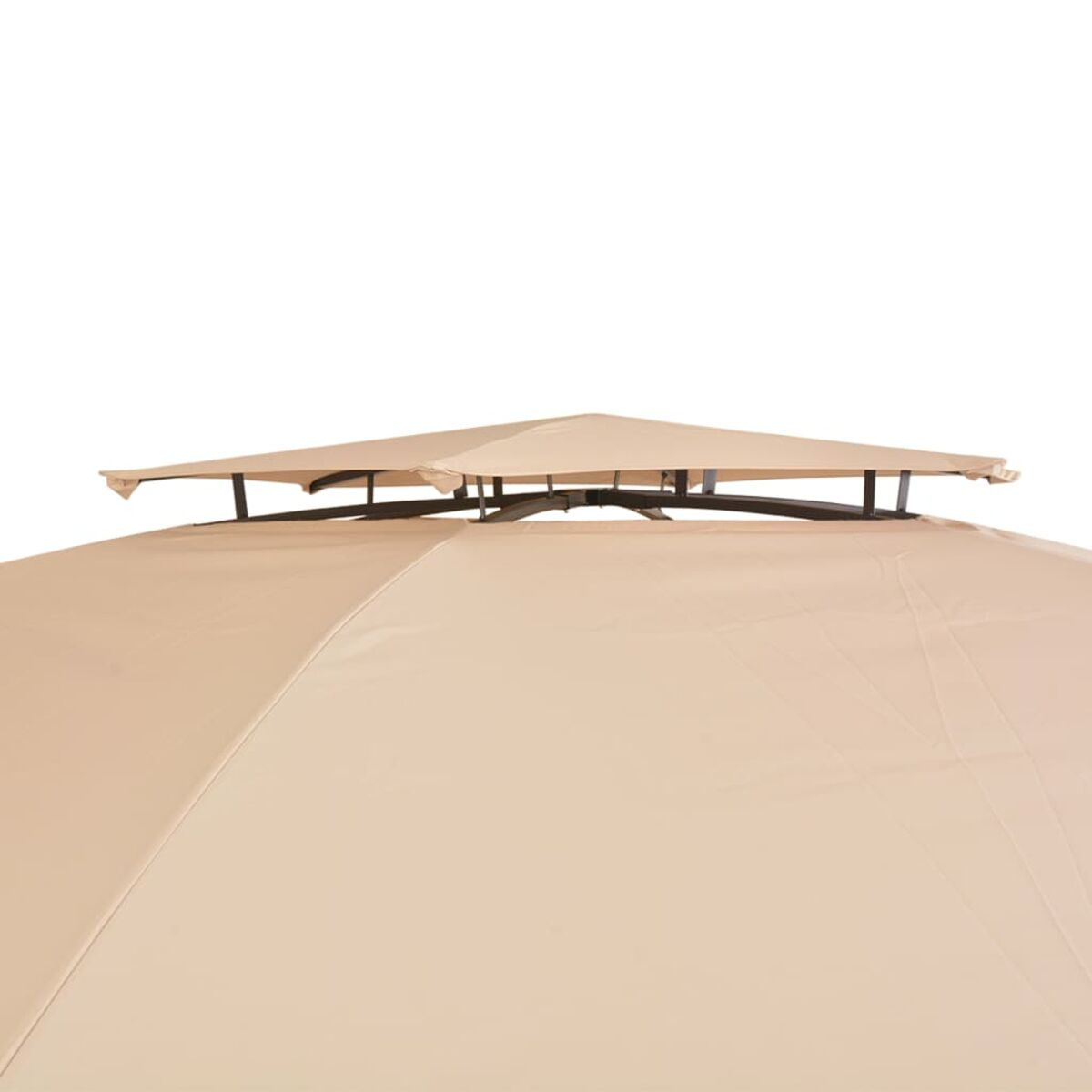 Ansicht von unten des oberen Teils eines beigen Gartenpavillons, vor weißem Himmel.