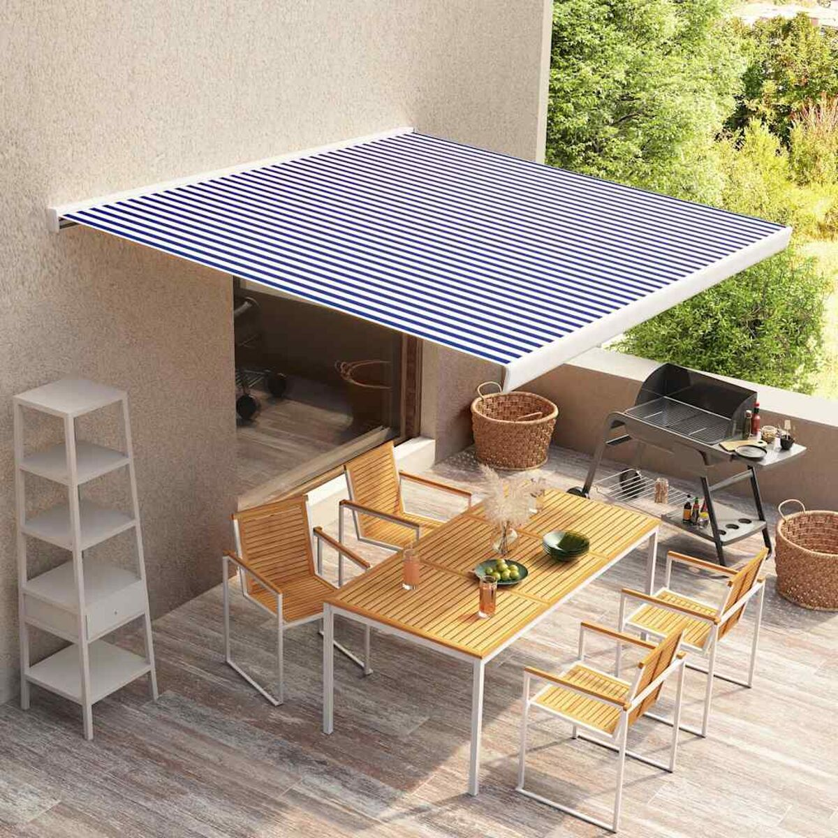 Sala da pranzo all'aperto con tenda a strisce. Tavolo, sedie, grill e piante visibili.