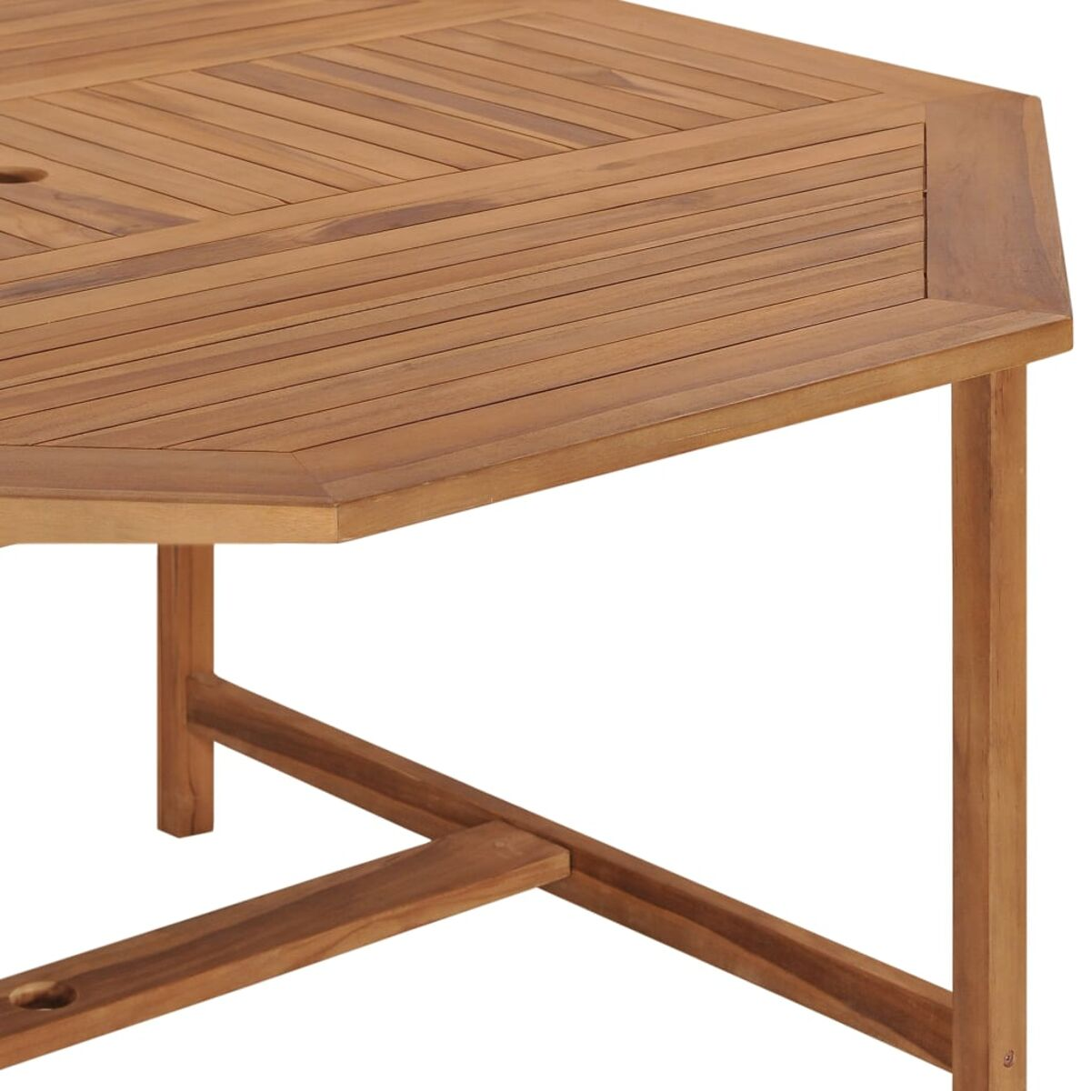 Holztisch. Es hat ein geometrisches Design. Der Tisch ist hellbraun. Weißer Hintergrund.