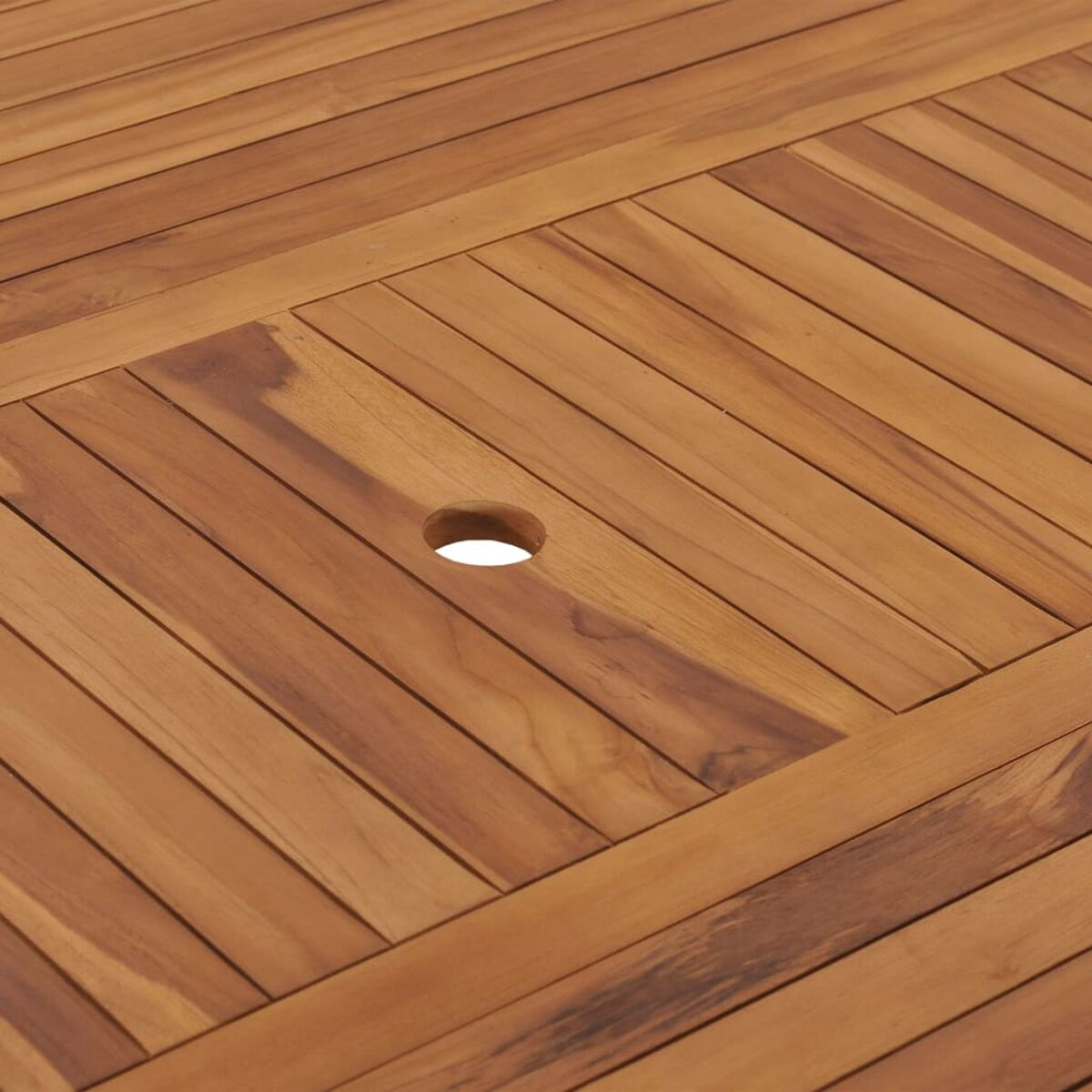 Nahaufnahme eines Holztisches mit Loch in der Mitte und Holzmaserungsdetail.