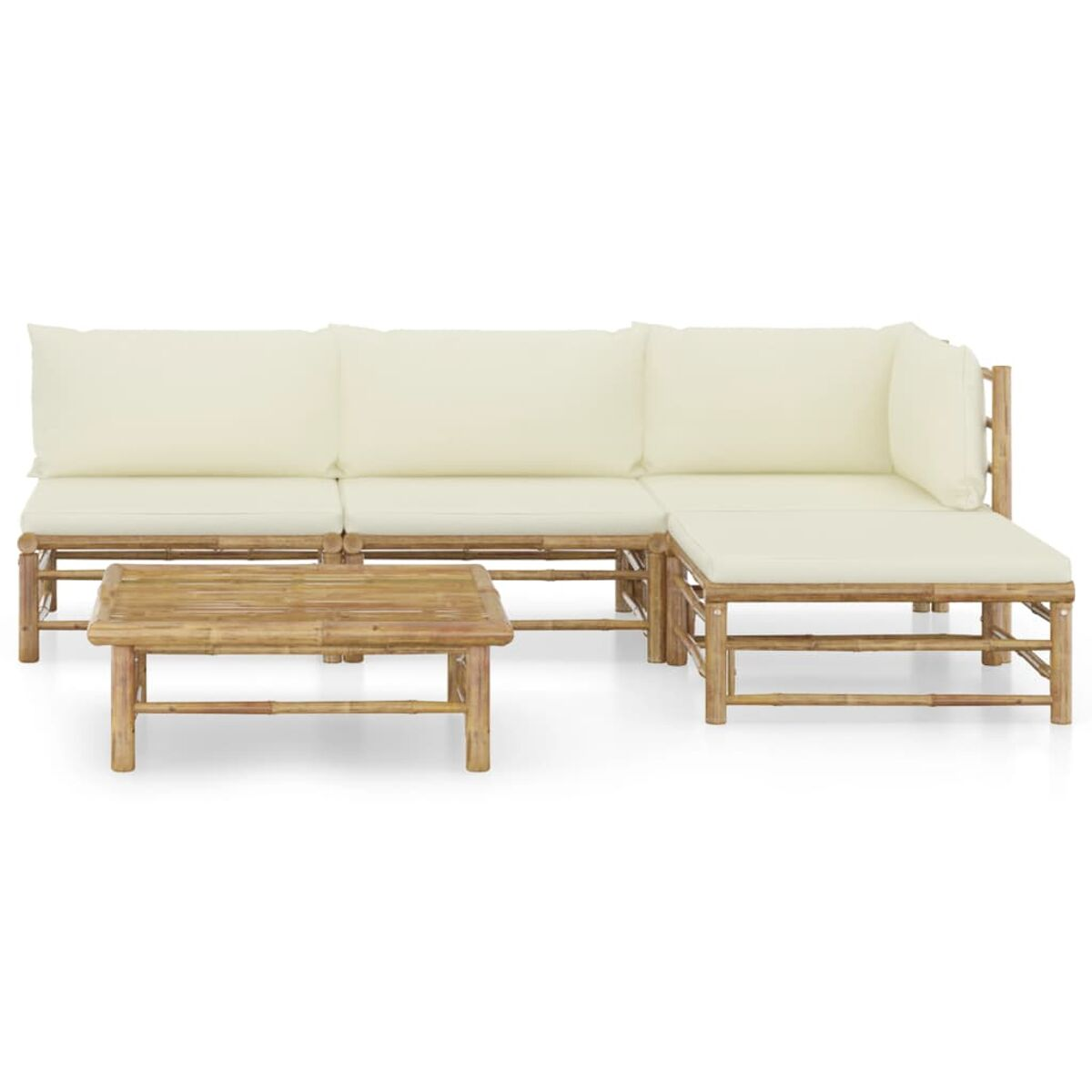 Bambus-Outdoor-Ecksofa mit cremefarbenen Kissen und passendem Couchtisch.