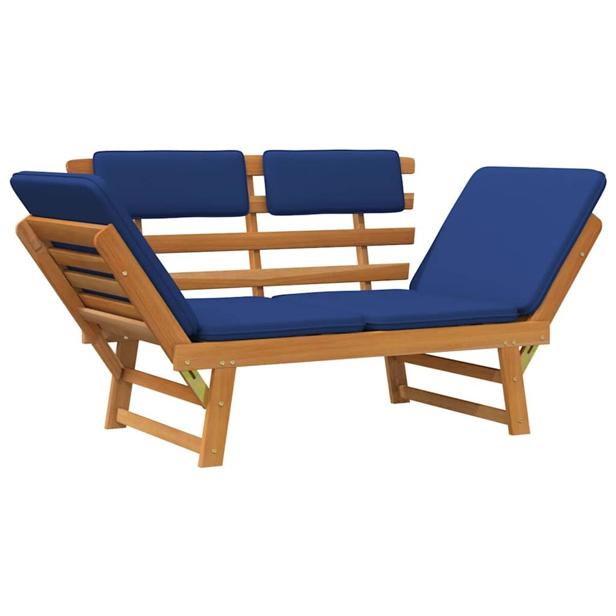 Ein hölzernes Outdoor-Sofa mit blauen Kissen. Es hat zwei separate Sitzbereiche.
