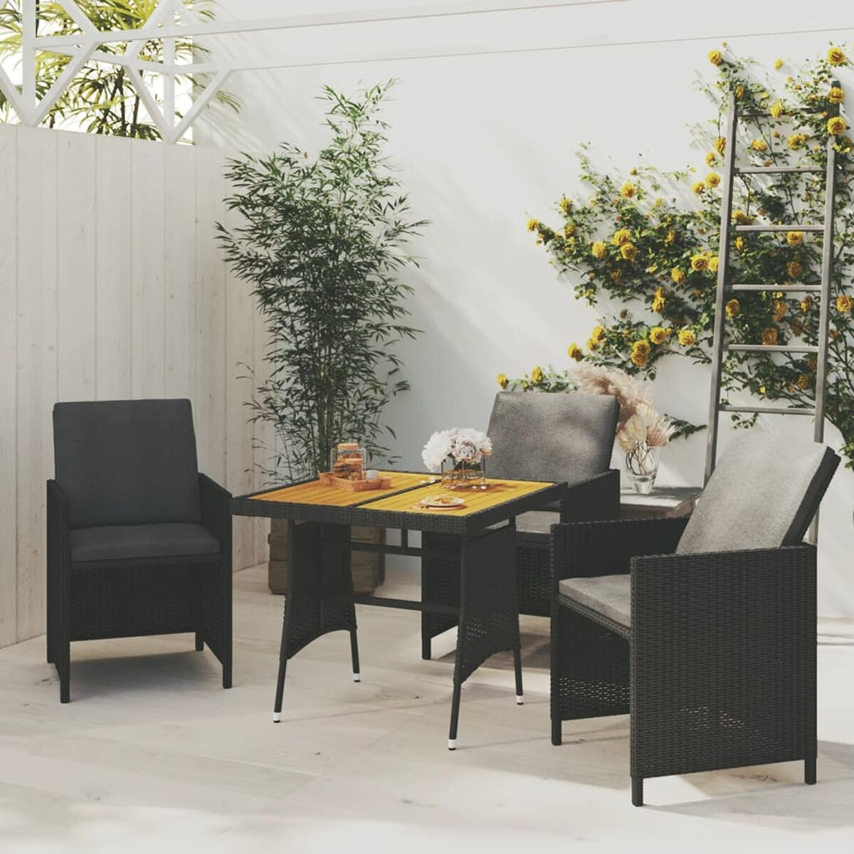 Tisch im Freien mit Stühlen. Blumen und Gläser stehen auf dem Tisch. Weißer Hintergrund.