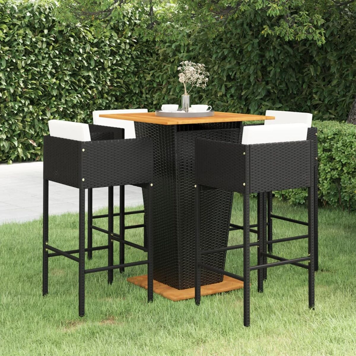 Ein schwarzes Outdoor-Bar-Set mit einem quadratischen Tisch und vier Barhockern.