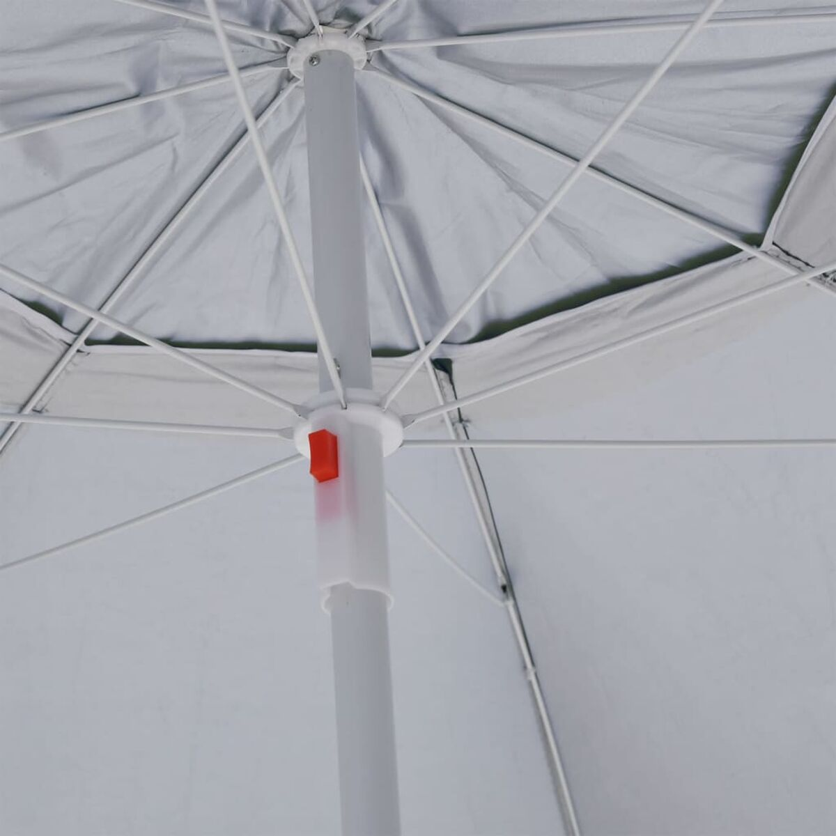 Nahaufnahme eines weißen und grauen Regenschirms. Es hat einen weißen Pfahl und einen roten Knopf.