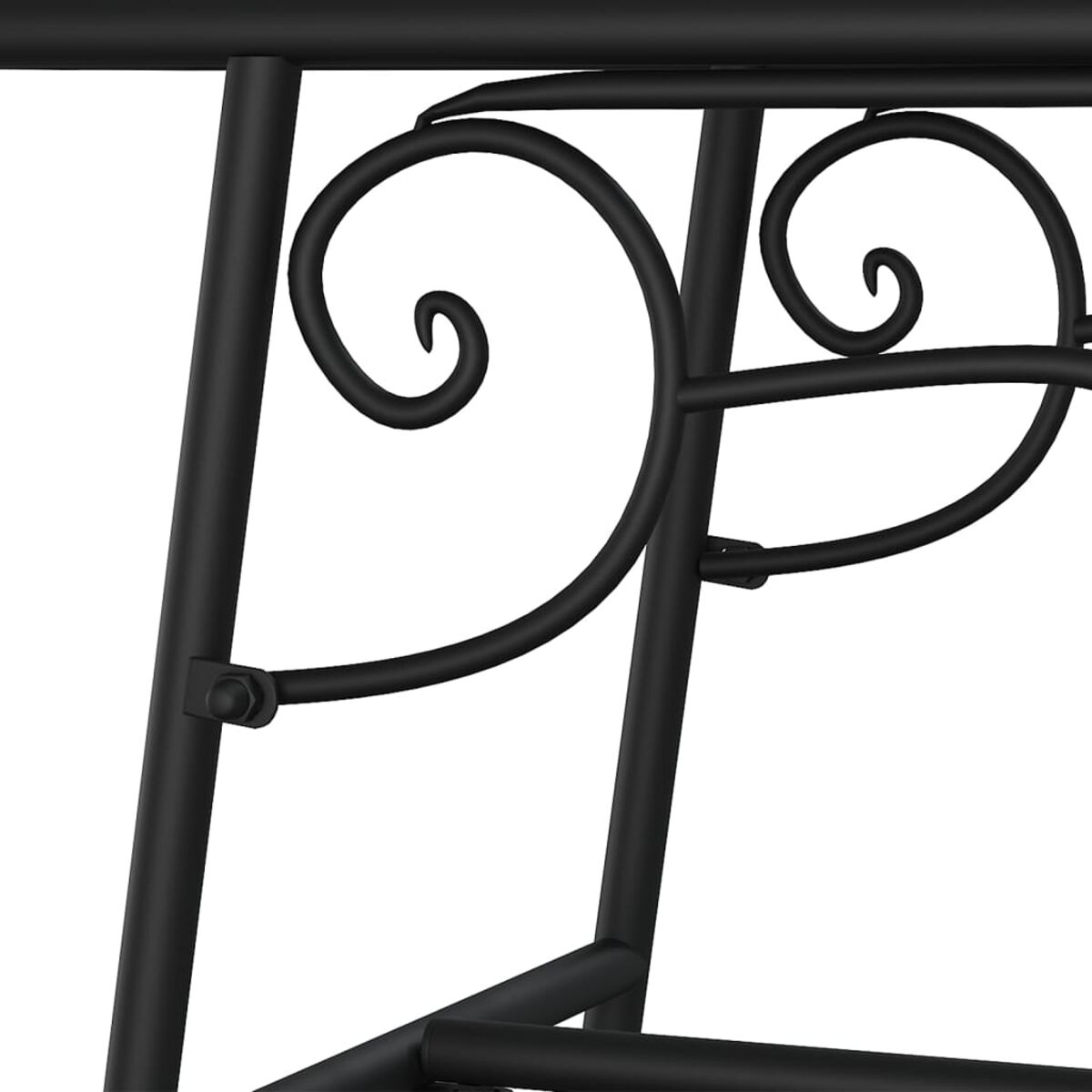 Nahaufnahme eines dekorativen Metallelements auf einem schwarzen Stuhl. Das Design hat wirbelnde Muster.