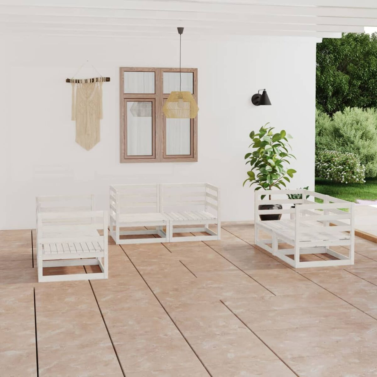 Weißes Sitzgruppen-Set im Freien auf einer Holzterrasse.