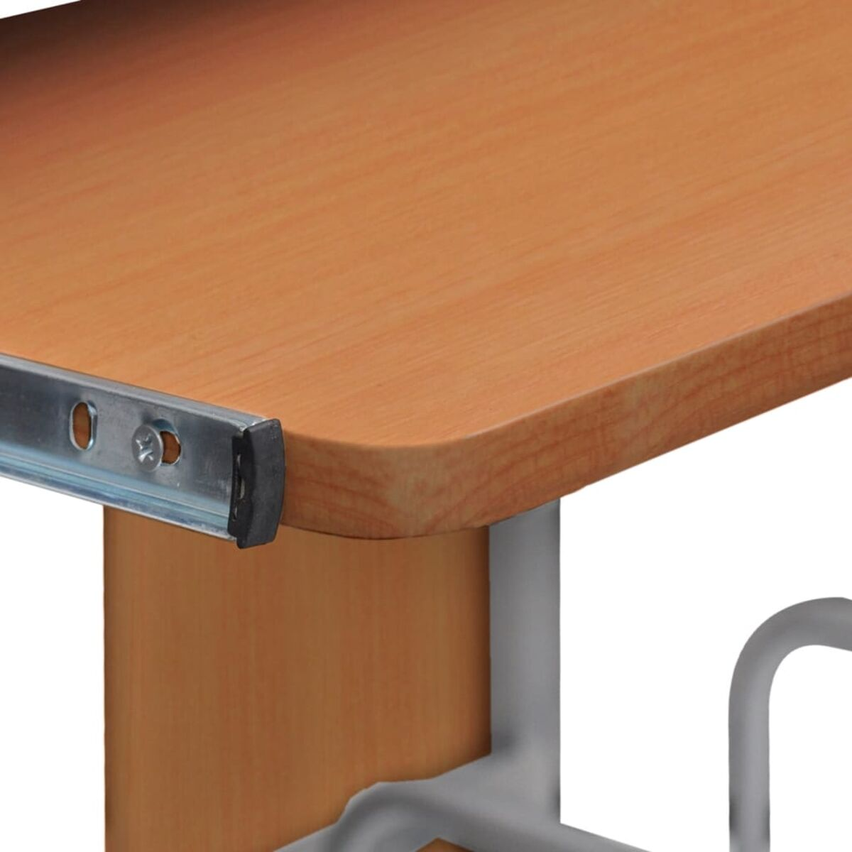 Ecke eines Holzschreibtisches mit Metallschiene, hellbraune Farbe.