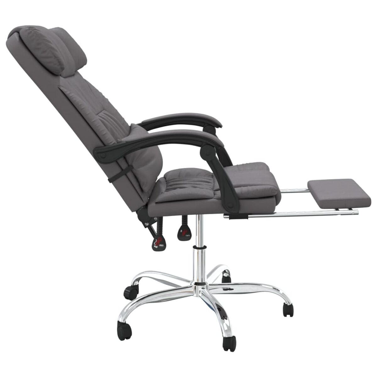 Grauer ergonomischer Bürostuhl mit schwarzen Armlehnen und Fußstütze. Chromfuß. Nach hinten gelehnt.