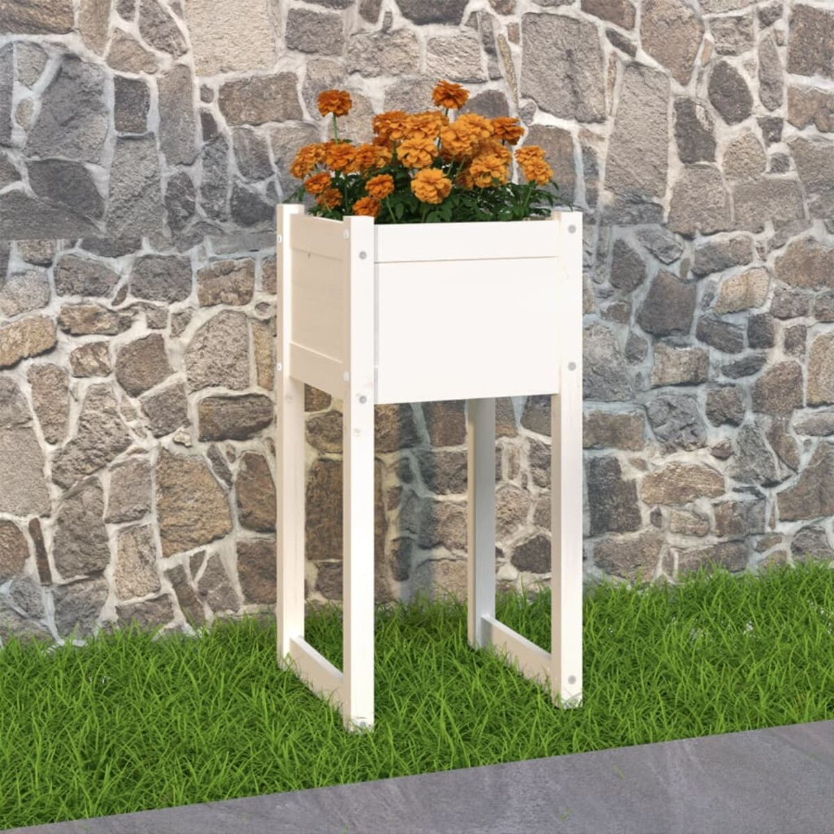 Weißer Pflanzkasten mit orangen Blumen, auf Gras stehend.