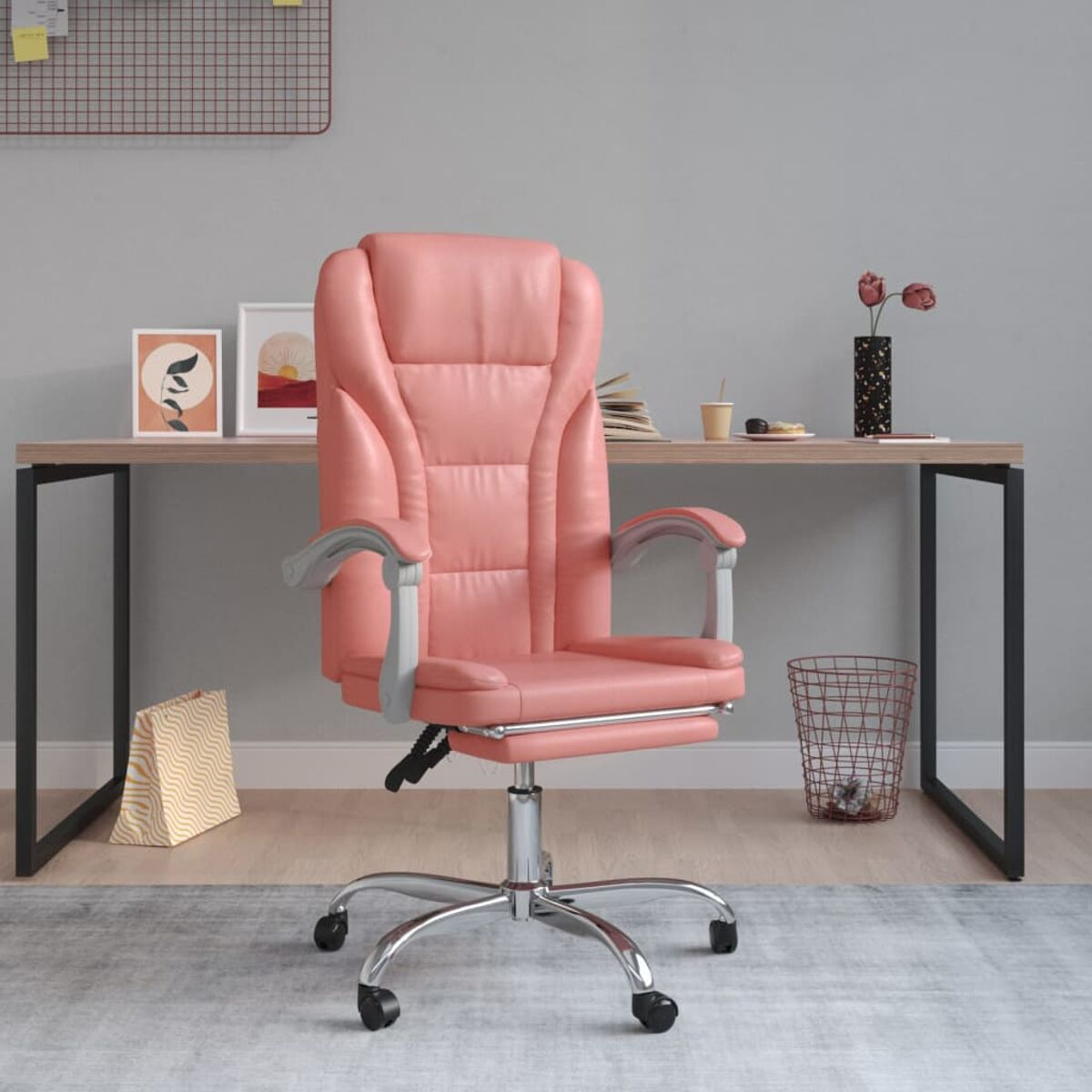 Pinker Bürostuhl mit Armlehnen, auf einem Teppich, mit Schreibtisch und Zubehör.