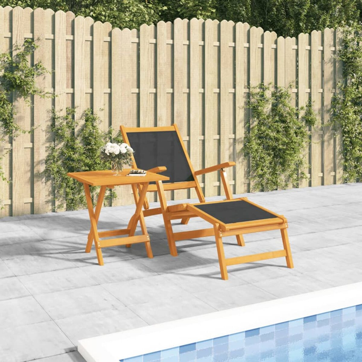 Terrassenmöbel-Set mit Tisch, Stuhl, Fußstütze und Blumen.