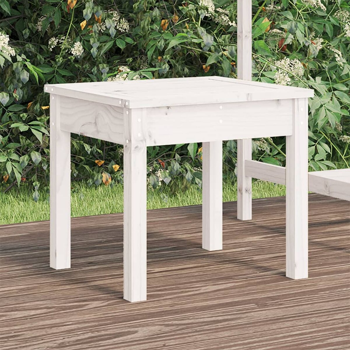 Quadratischer weißer Holztisch mit Beinen, Szene im Freien.