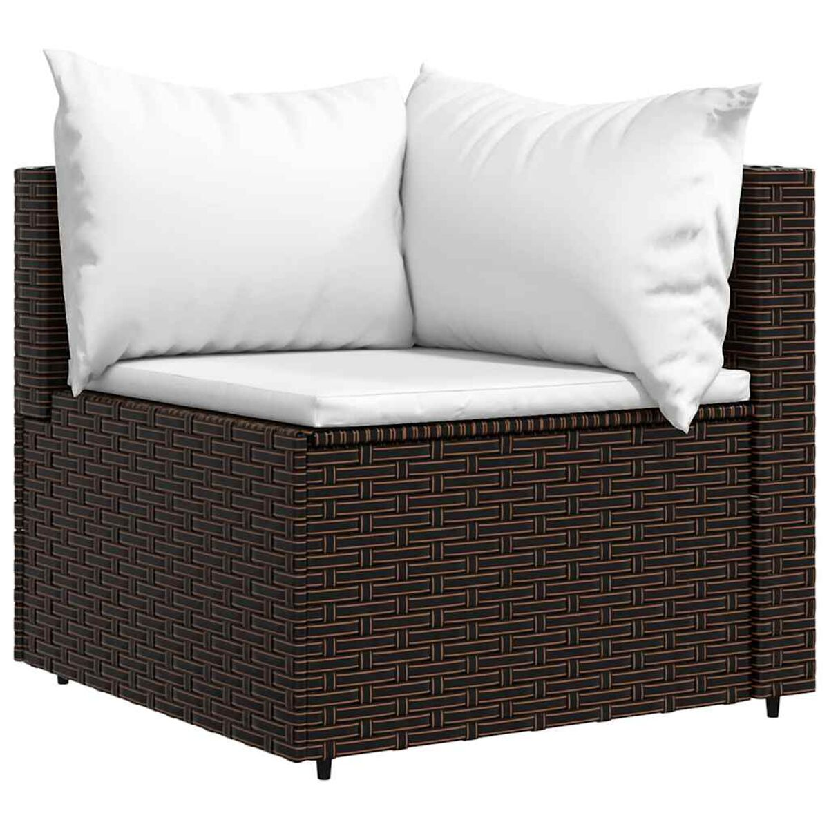 Ecksofa, braunes Weidengeflecht, mit weißen Kissen. Zwei Kissen hinten. Weißer Hintergrund.