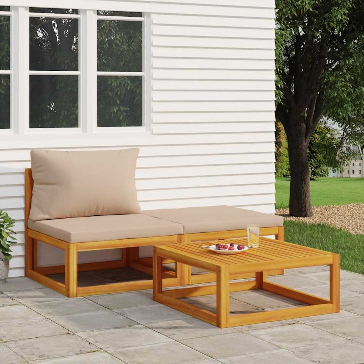 Outdoor-Sitzbereich. Holzmöbel mit beigen Kissen. Tisch mit Glas und Getränk.