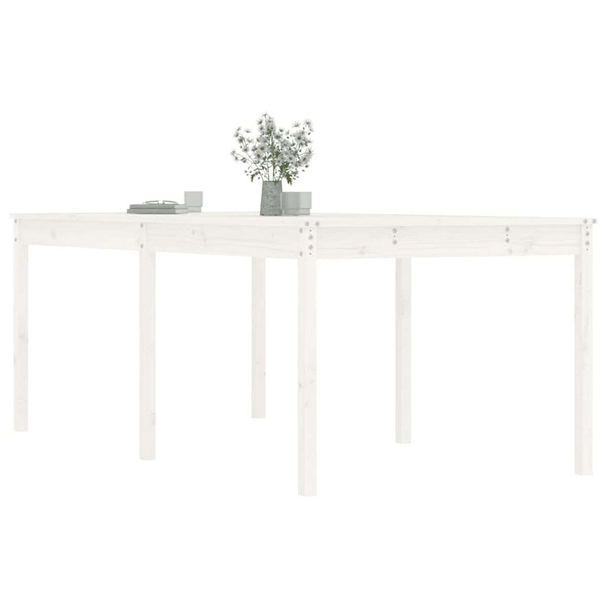 Weißer Holztisch mit Blumen und anderen Gegenständen. Weißer Hintergrund.