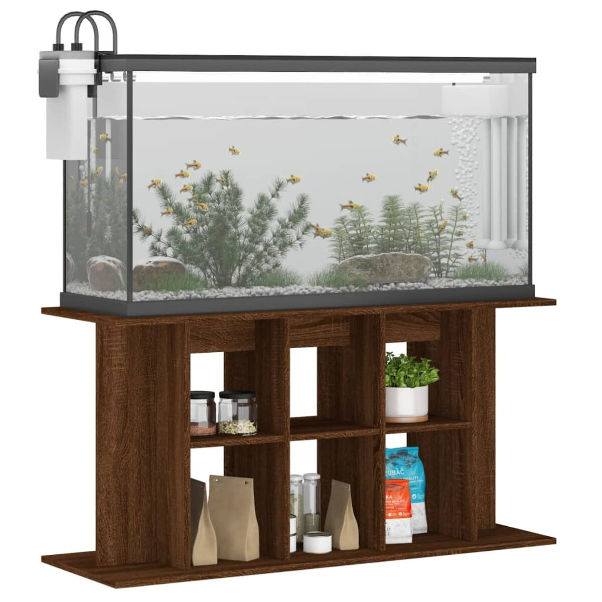 Aquarium auf einem braunen Schrank. Enthält Fische, Pflanzen und Dekoration. Regale darunter zur Aufbewahrung von Zubehör.