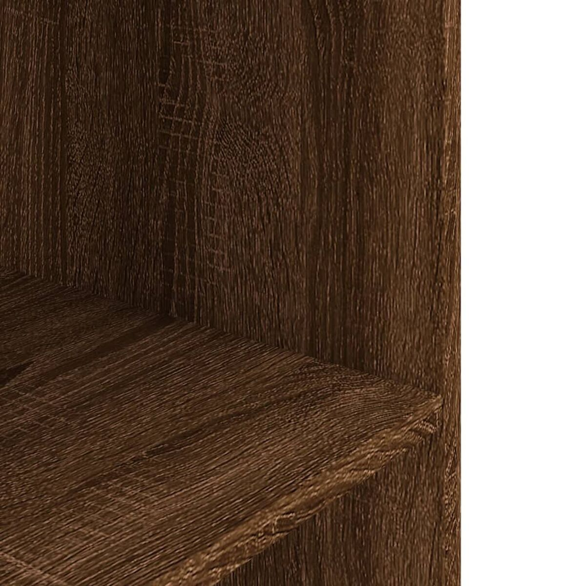 Nahaufnahme eines Holzschranks, der ein Regal zeigt. Das Holz hat eine dunkelbraune Maserung.
