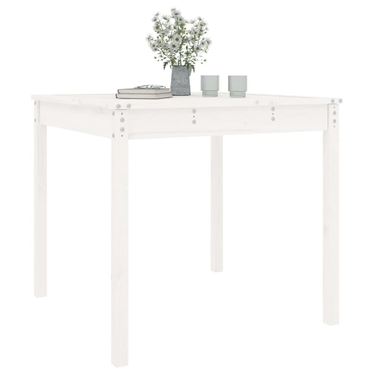 Weißer quadratischer Tisch mit Dekorationen. Blumen, Bücher und Gläser.
