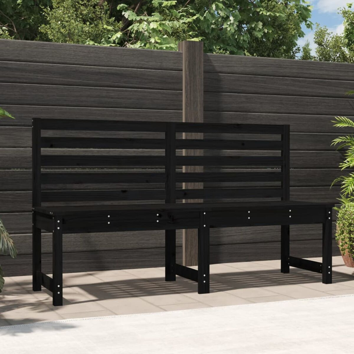 Schwarze Holzbank mit Rückenlehne. Auf einer Terrasse mit Holzzaun.