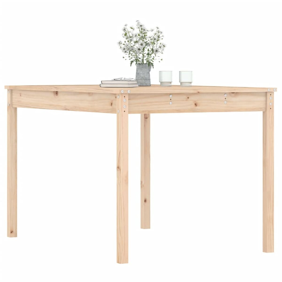 Holztisch mit Blumen, Gläsern und einem Buch, alles auf weißem Hintergrund.