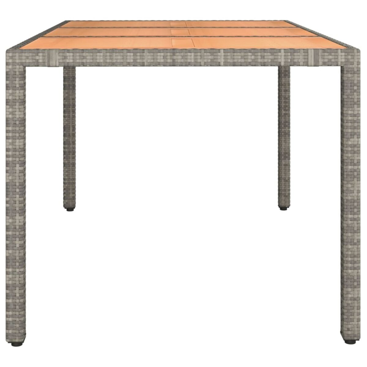 Ein grauer quadratischer Tisch aus Korbgeflecht mit Holzplatte, freigestellt.