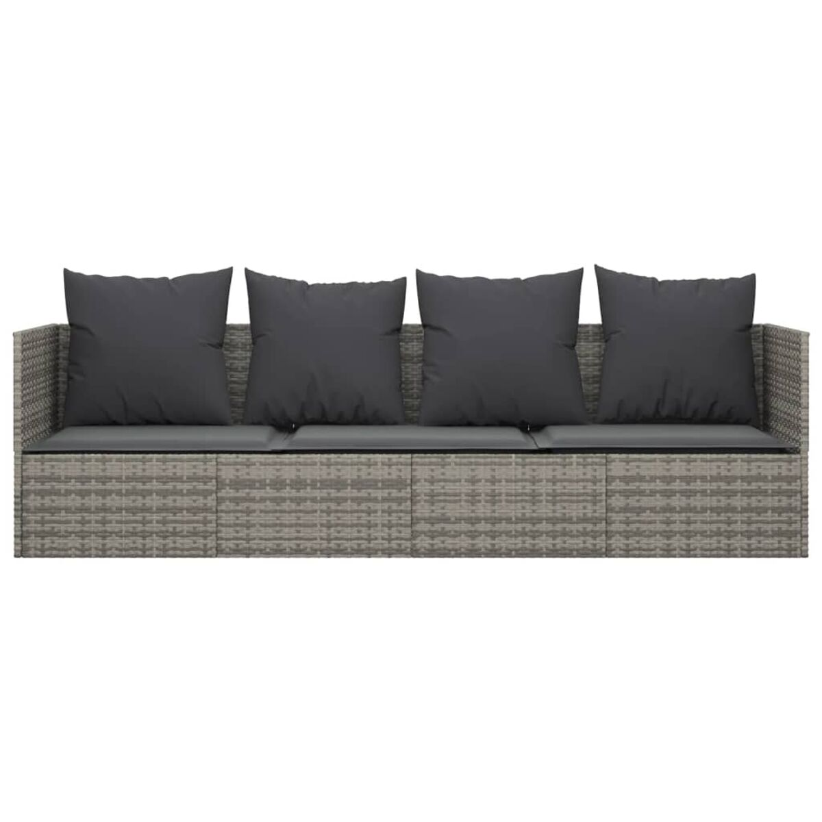 Ein graues Korbmöbelsofa mit vier dunkelgrauen Kissen.
