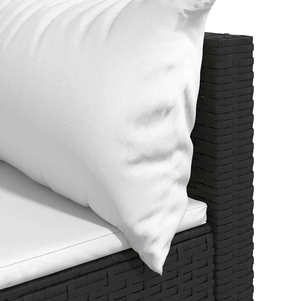 Nahaufnahme eines schwarzen Korbmöbelsofas mit weißem Kissen und Polster.