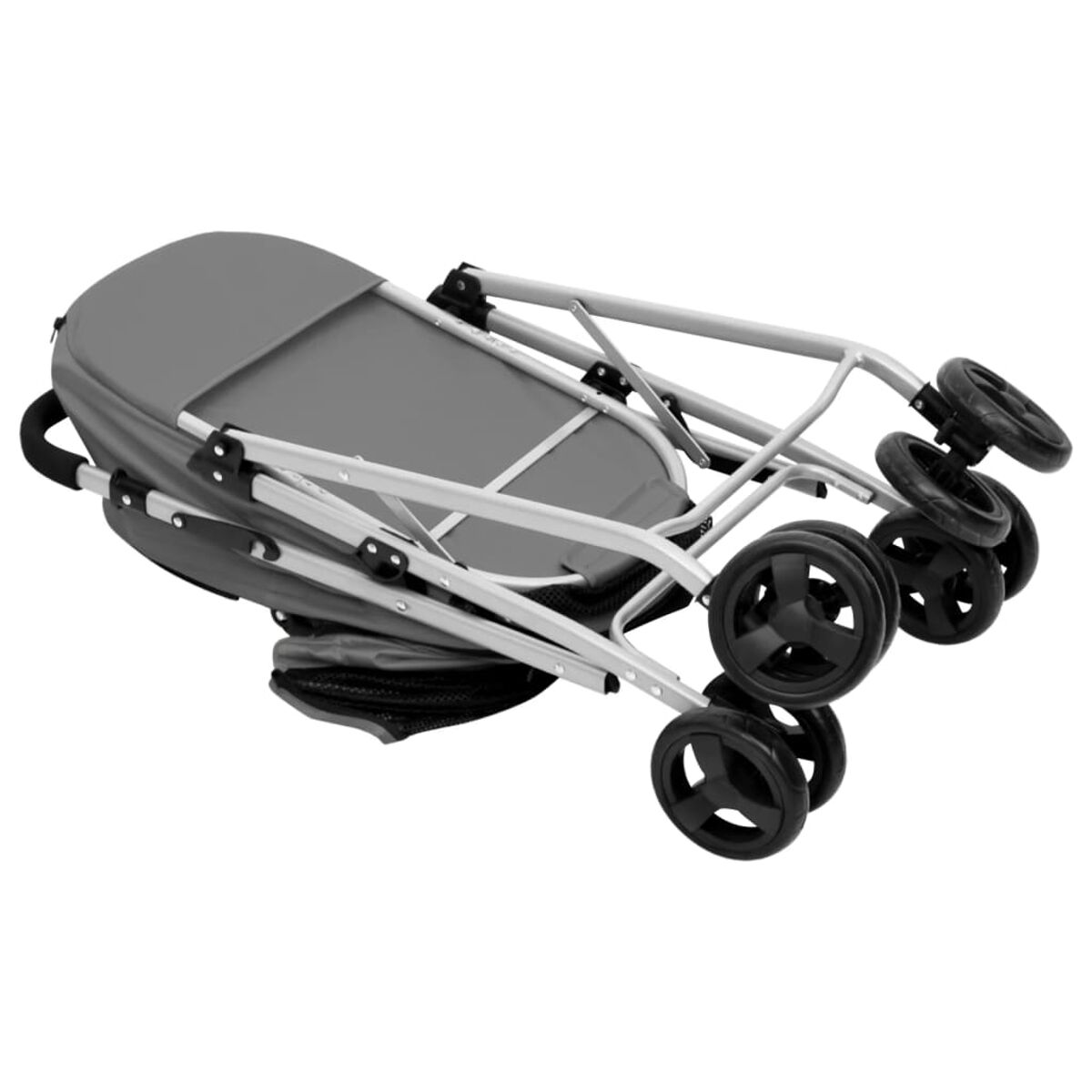Gefalteter grauer Kinderwagen mit schwarzen Rädern. Der Kinderwagen steht auf weißem Hintergrund.