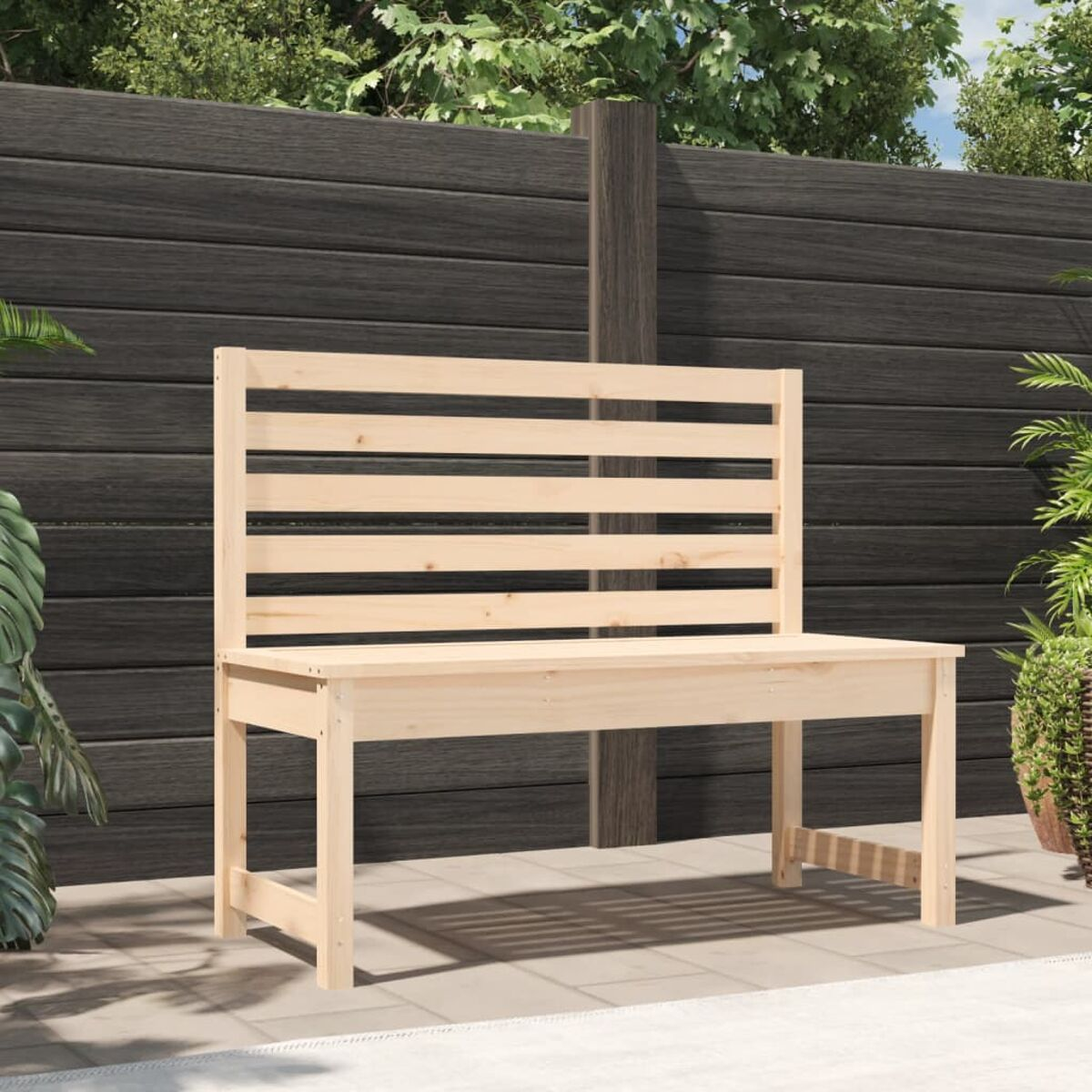 Holzbank mit Lattenlehne auf Terrasse, in der Nähe einer grünen Pflanze.