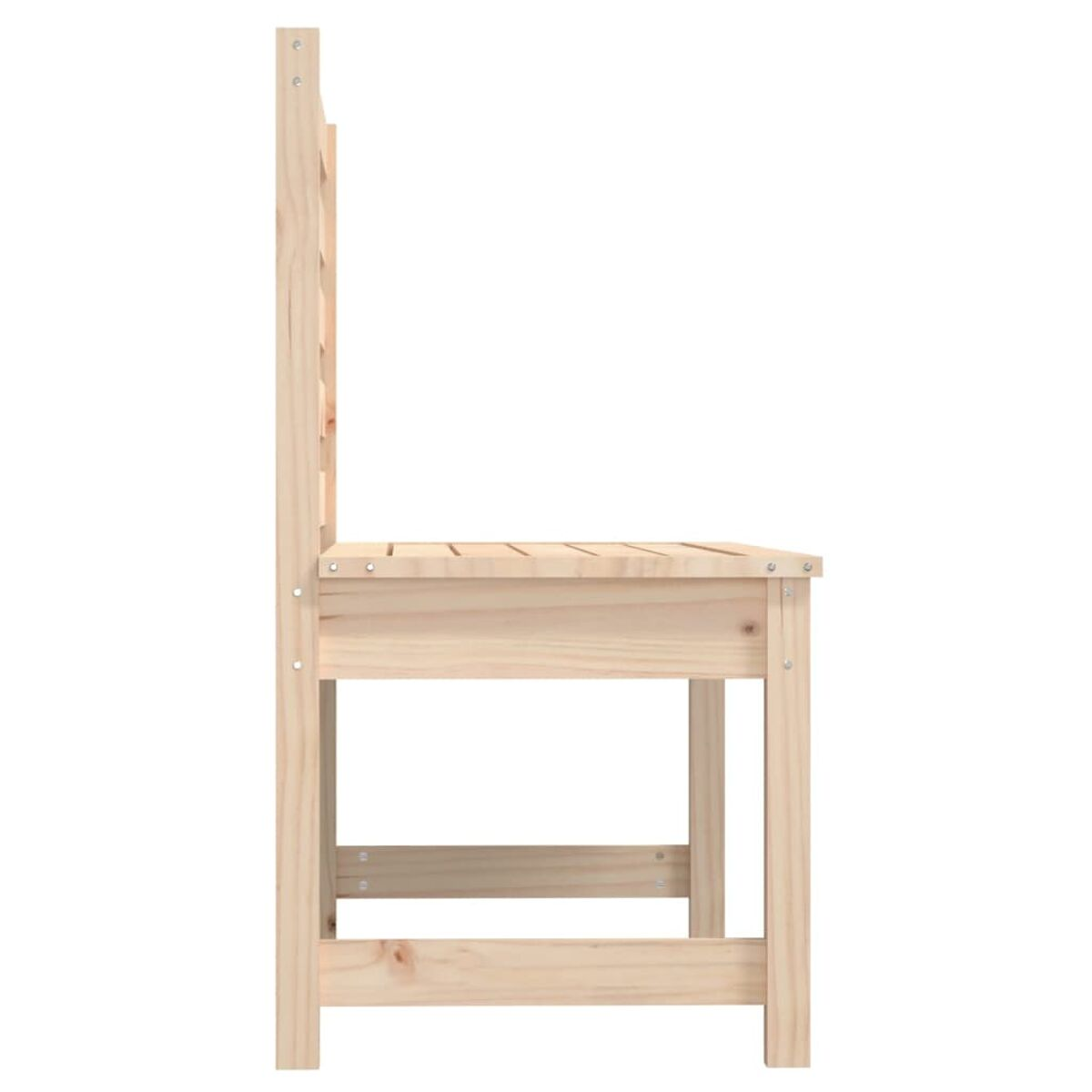 Ein Holzstuhl von der Seite gesehen. Er ist aus hellem Holz gefertigt und hat eine Lattenrückseite.