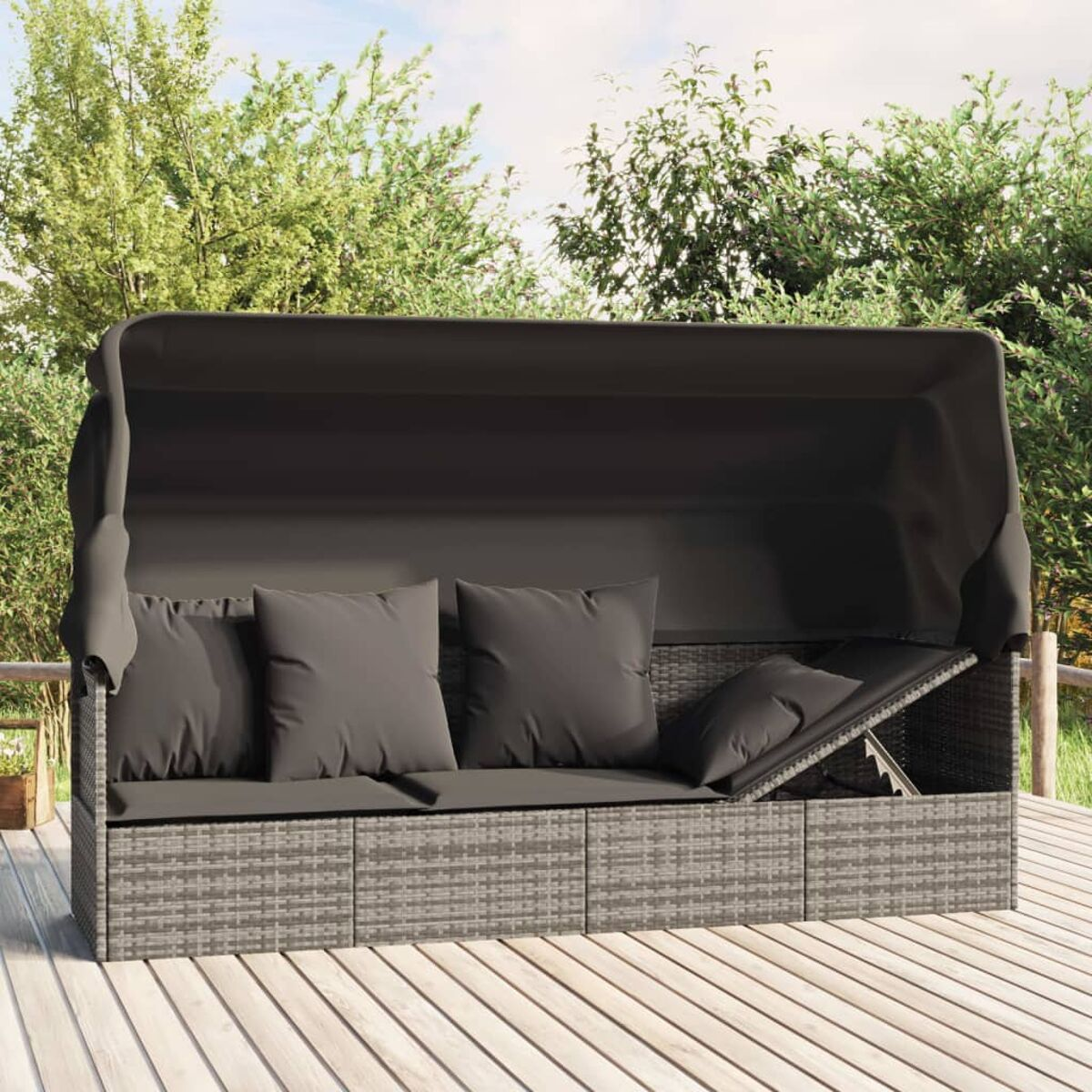 Ein graues Outdoor-Sofa aus Korbgeflecht mit Baldachin und Kissen auf Holz.