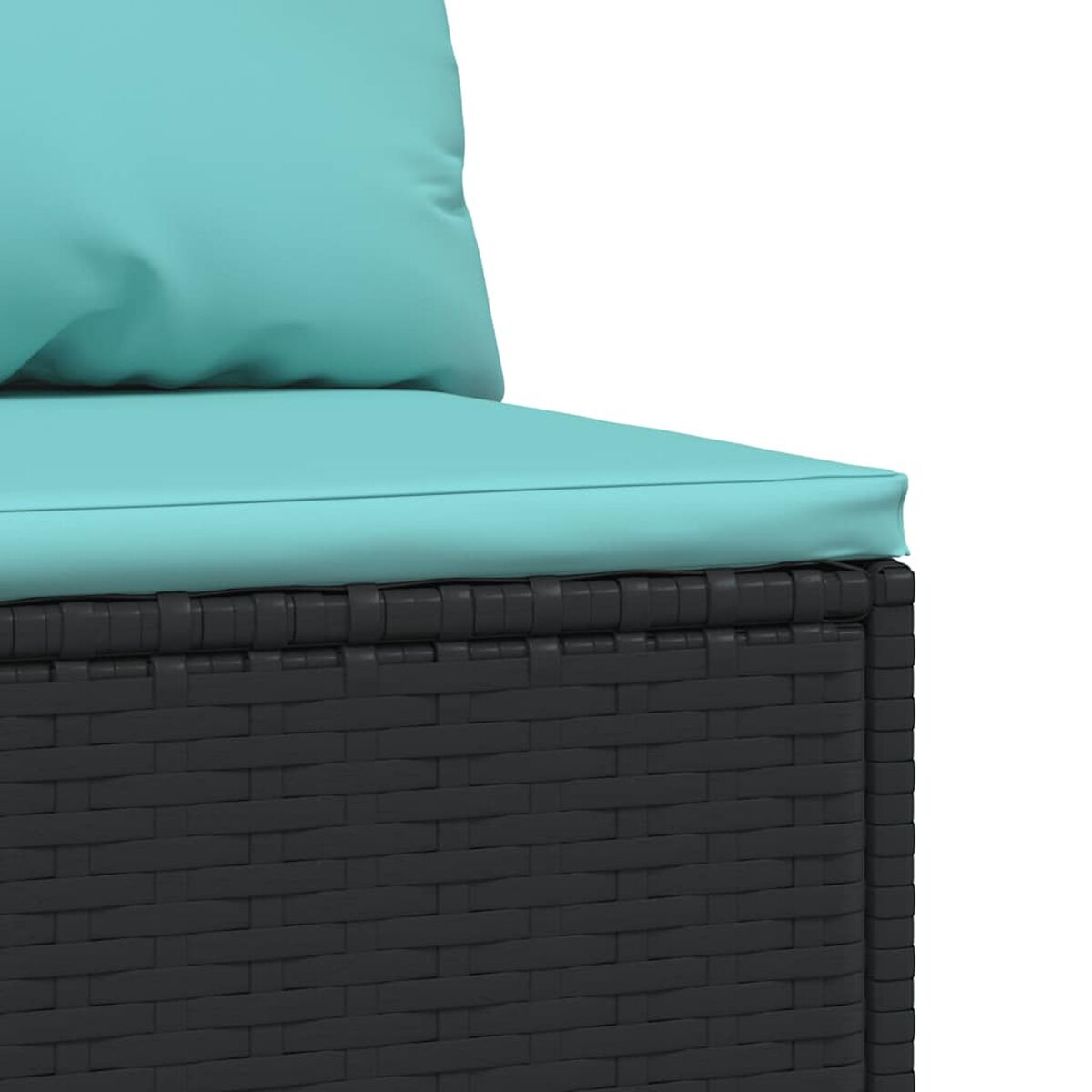 Nahaufnahme eines schwarzen gewebten Gartenmöbelsockels mit einem türkisfarbenen Kissen und Kissen.