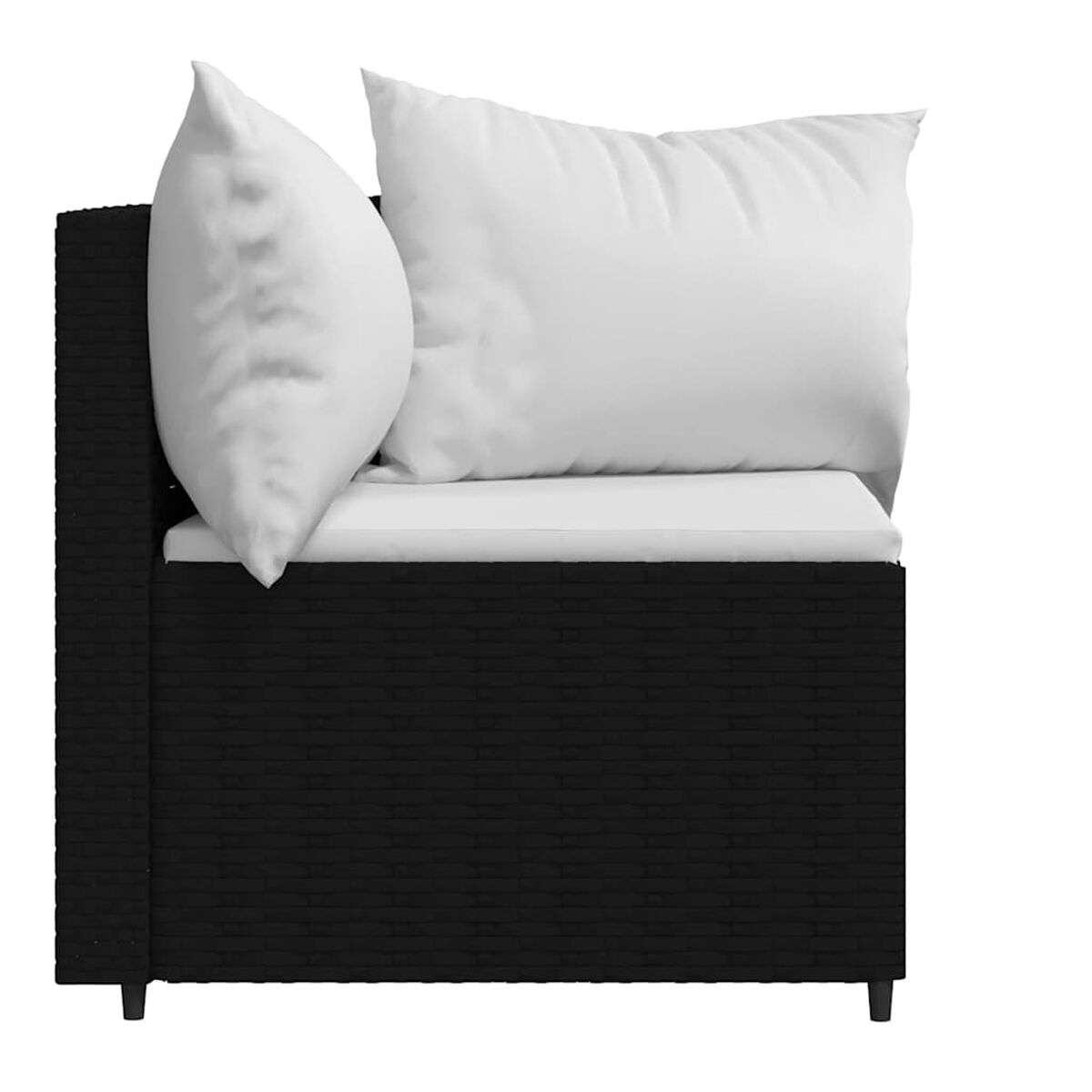 Schwarzes Ecksofa aus Korbgeflecht mit weißen Kissen, auf weißem Grund.