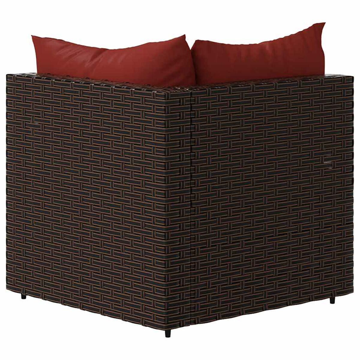 Ein braunes Ecksofa aus Korbgeflecht mit roten Kissen, vor weißem Hintergrund.