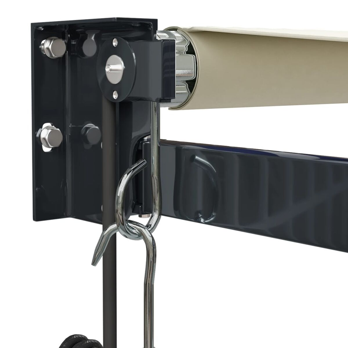 Nahaufnahme eines schwarzen Outdoor-Markisenmechanismus. Es hat silberne Haken und Bolzen. Weißer Hintergrund.