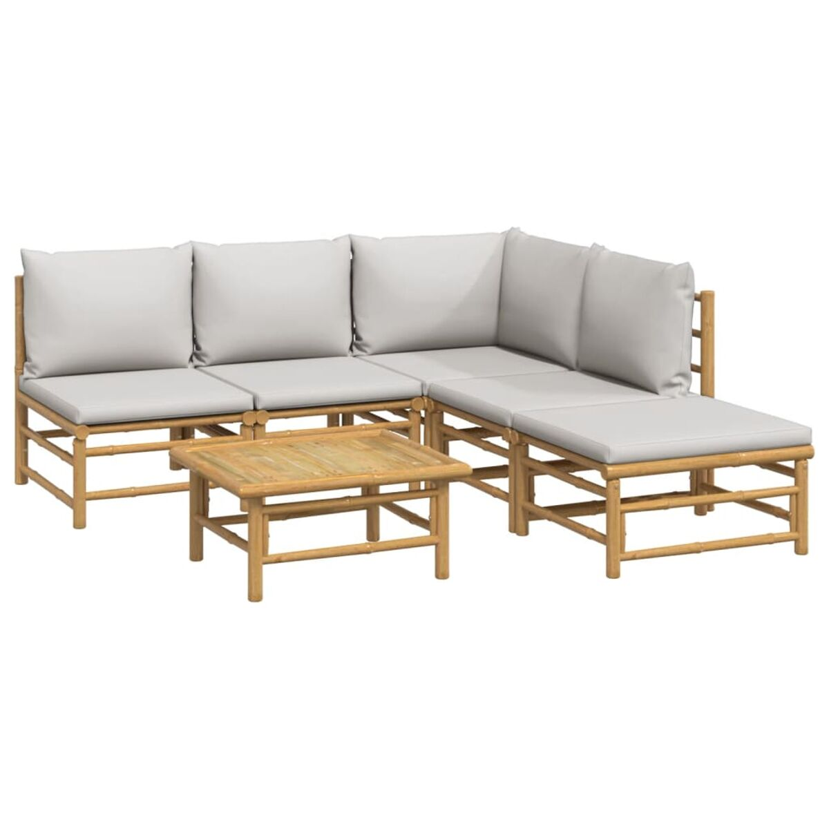 Ein L-förmiges Bambus-Sofa mit weißen Kissen und einem kleinen Tisch. Das Set befindet sich vor einem weißen Hintergrund.