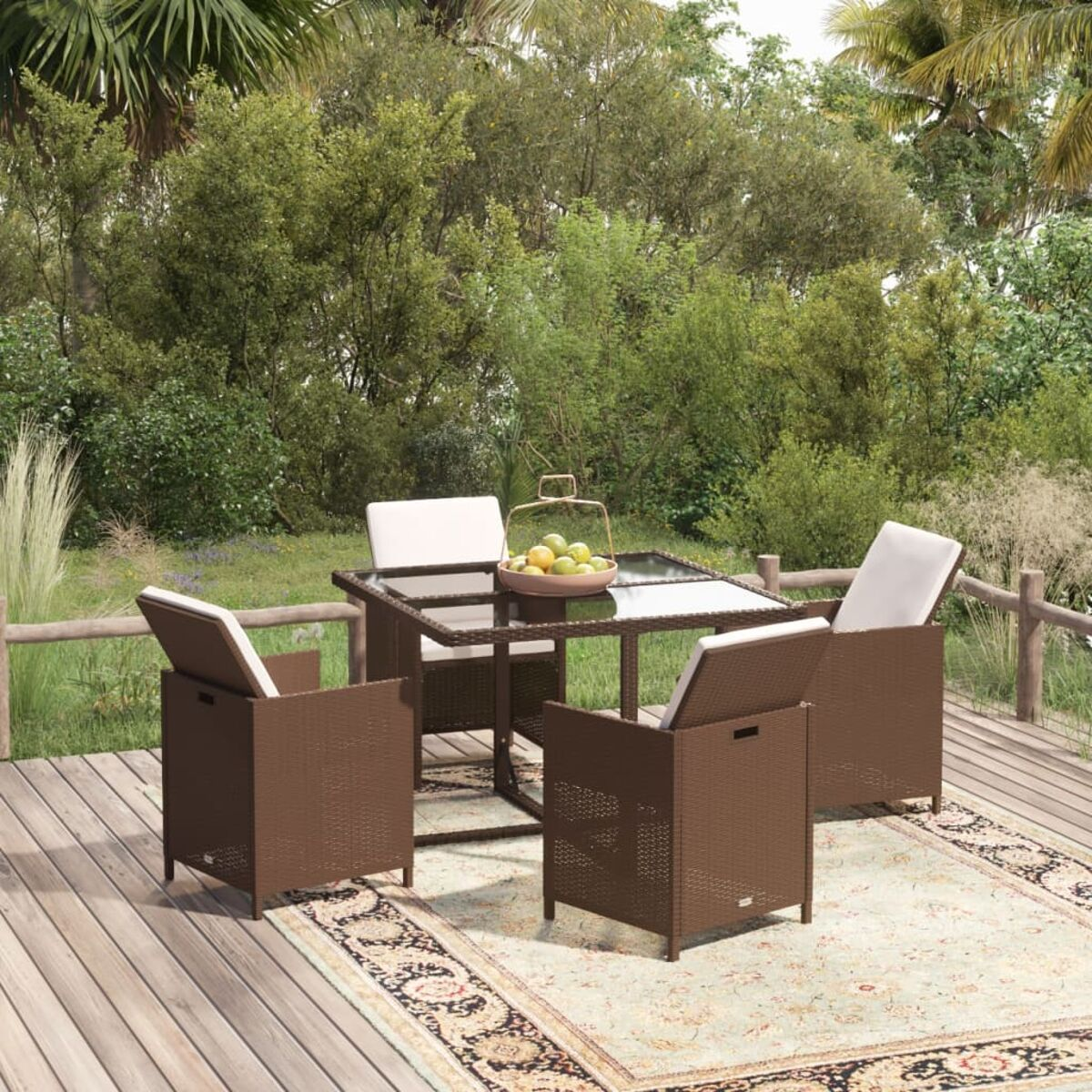 Outdoor-Rattan-Möbelset mit Tisch und Stühlen. Tisch hat Glasplatte.