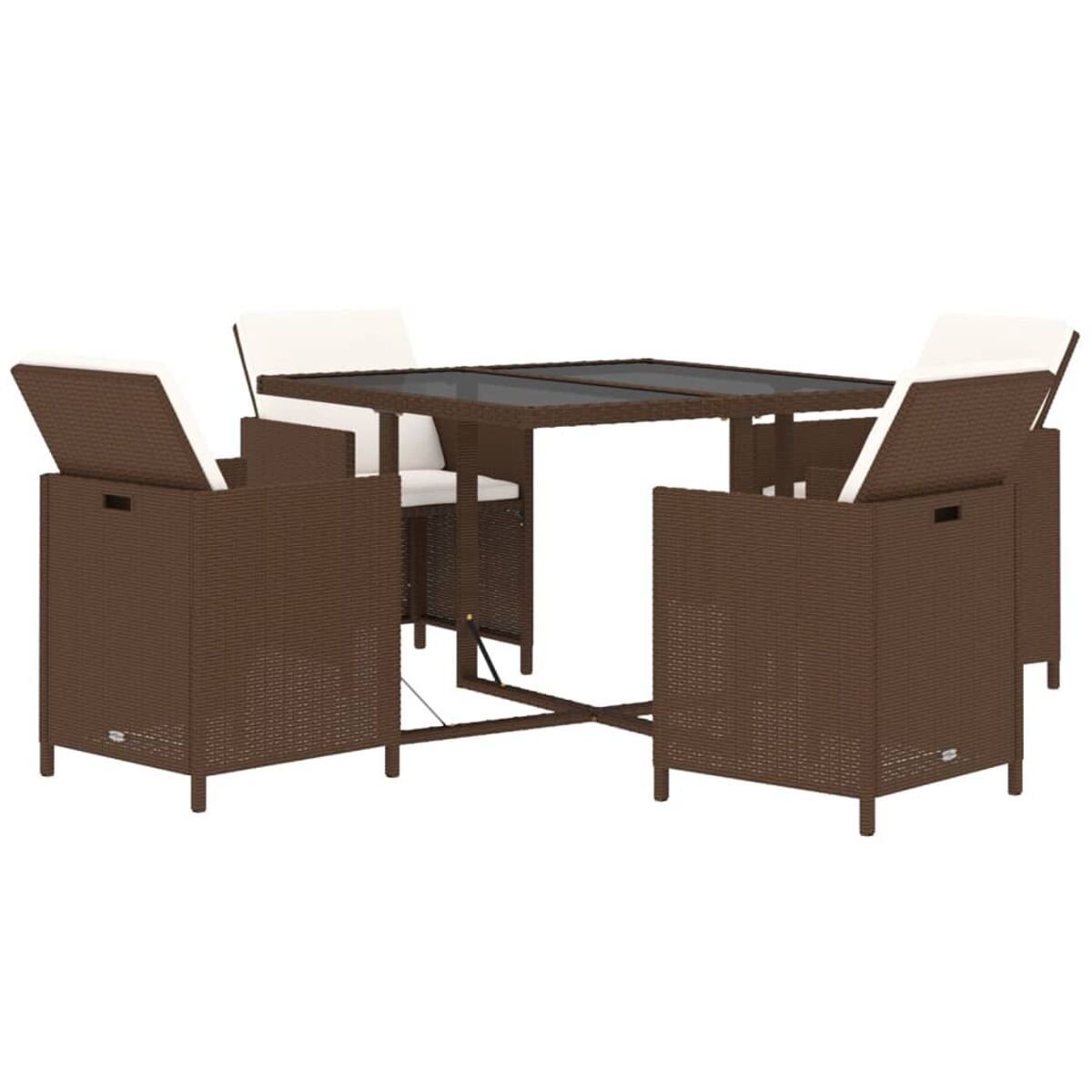 Braunes Korbsessel-Set mit weißen Kissen. Weißer Hintergrund.