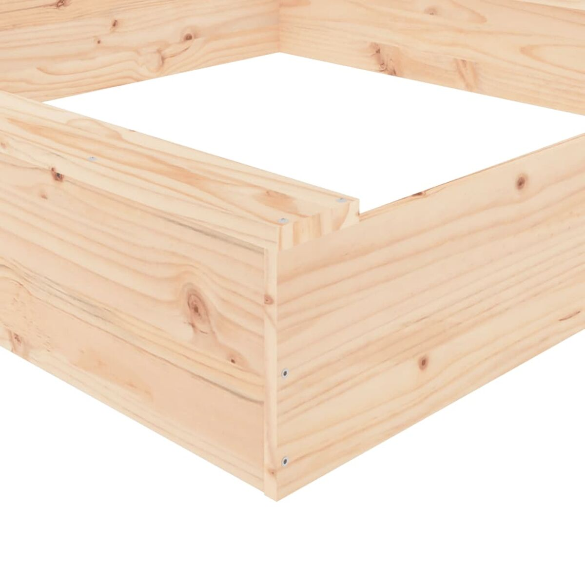 Primo piano dell'angolo in legno di una scatola. Il legno è di colore chiaro e unito con viti.