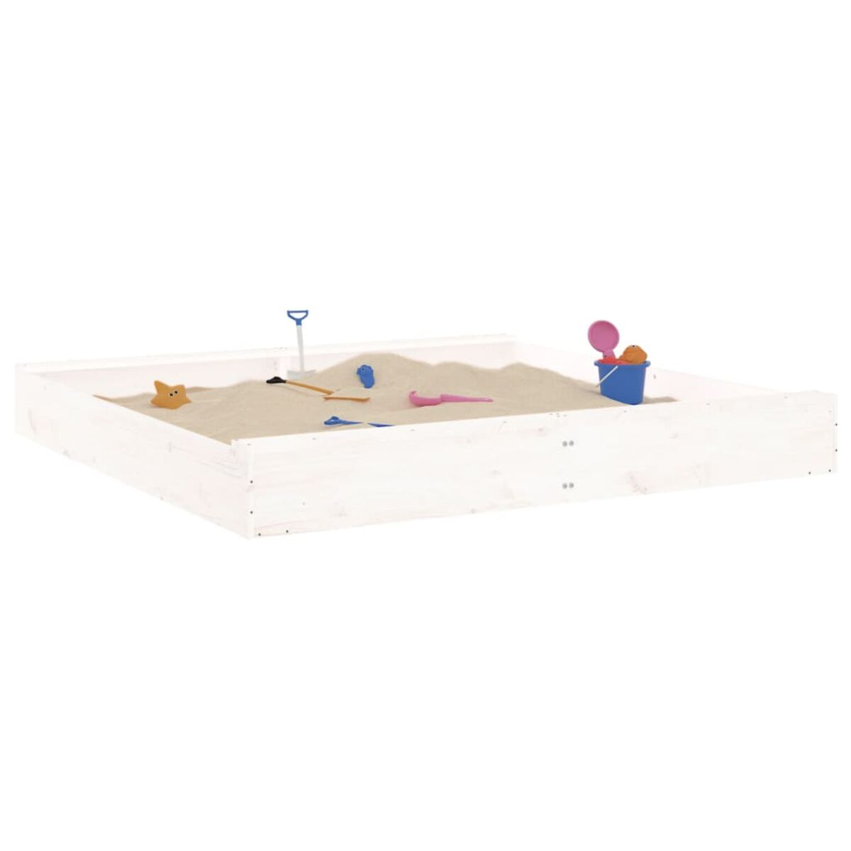 Ein weißer Holzsandkasten gefüllt mit Sand. Spielzeug wie eine Schaufel, ein Eimer und Seesterne sind darin.