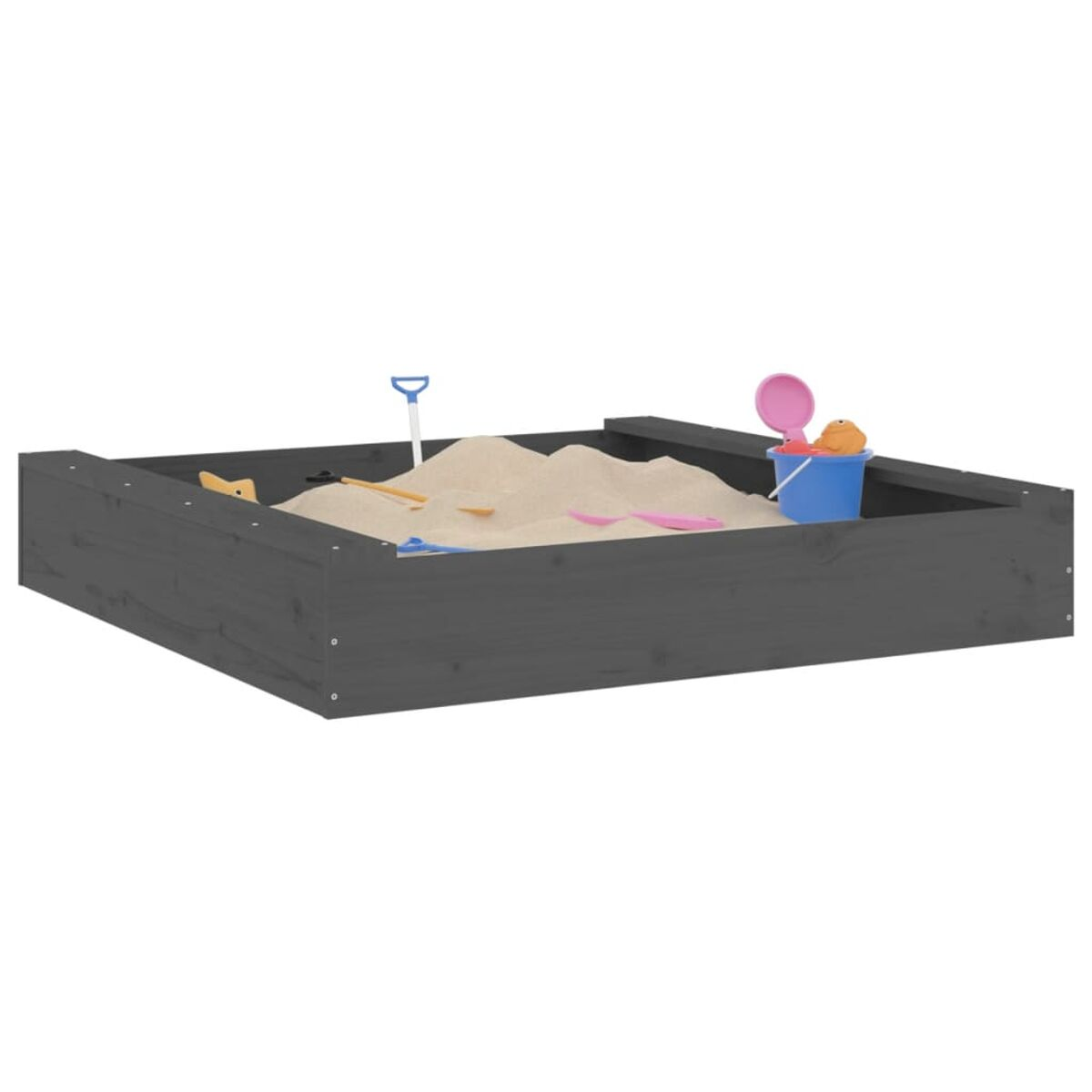Ein hölzerner Sandkasten mit Sand gefüllt. Verschiedene Spielzeuge liegen darin. Grau.