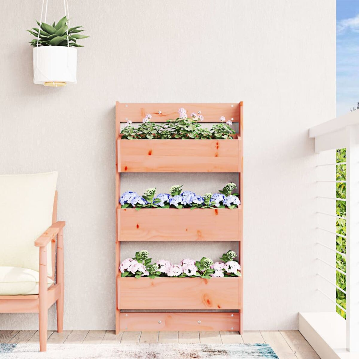 Vertikaler Holzpflanzer mit Blumen. Drei Ebenen, Blumen blühen. Weißer Hintergrund.