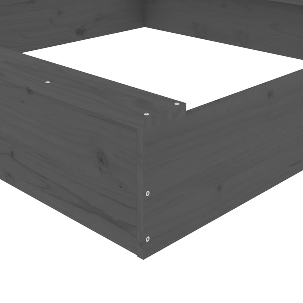 Ein grauer Pflanzkasten aus Holz. Der Hintergrund ist schlicht weiß. Die Box hat eine quadratische Form.