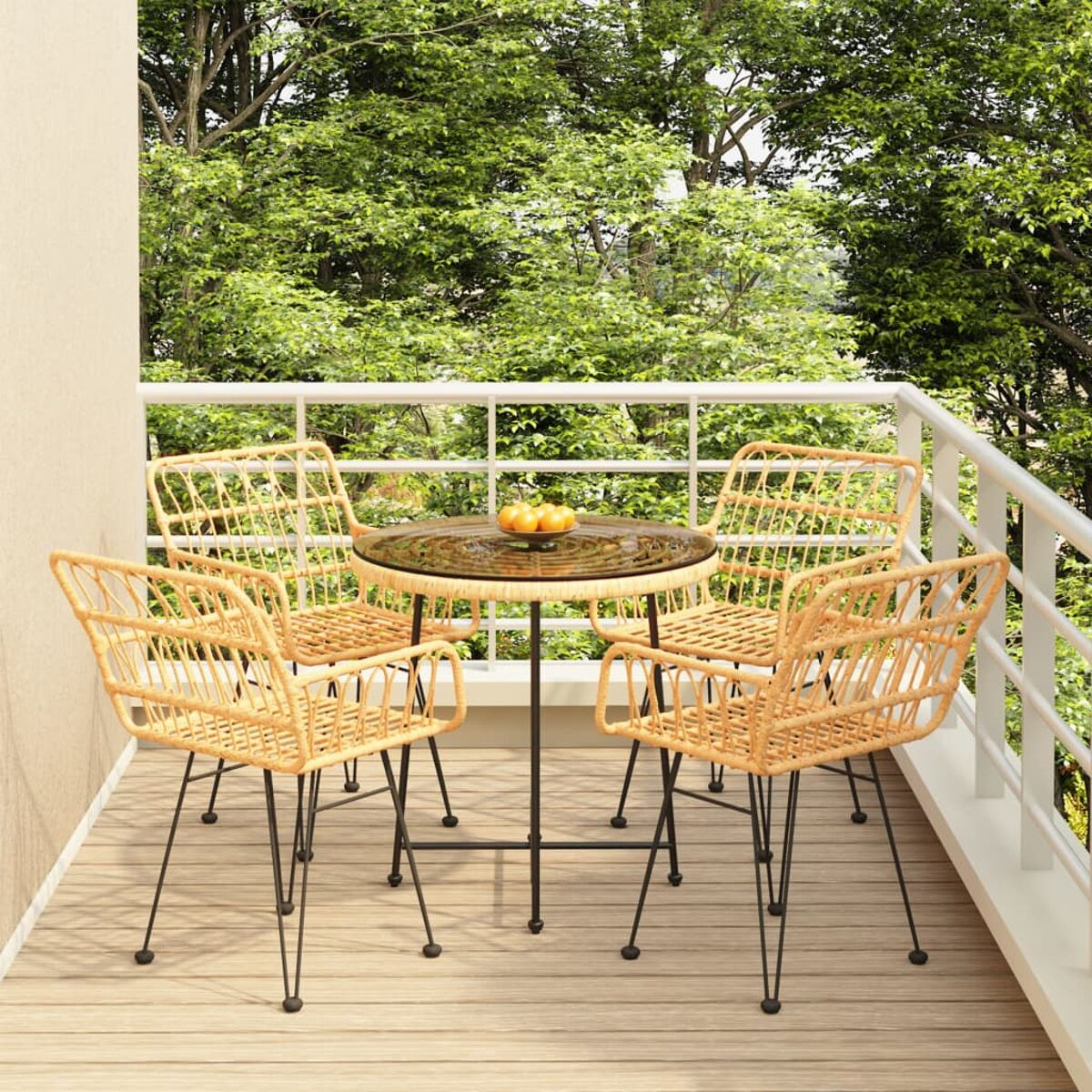 Terrassenmöbel-Set im Freien mit rundem Glastisch und vier Korbstühlen. Grüne Bäume im Hintergrund.